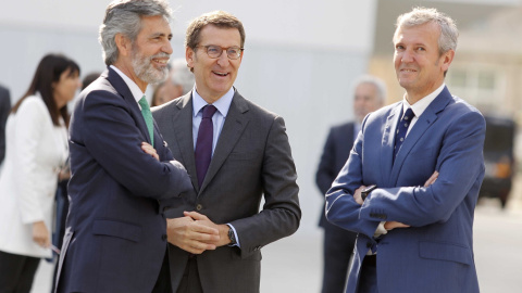 De izquierda a derecha, el presidente del Tribunal Supremo y del CGPJ, Carlos Lesmes, el presidente del PP, Alberto Núñez Feijóo, y el presidente de la Xunta de Galicia, Alfonso Rueda, en la inauguración de la Ciudad de la Justicia en Vigo,
