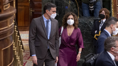 El presidente del Gobierno, Pedro Sánchez, y la ministra de Hacienda, María Jesús Montero, a su llegada a una sesión plenaria en el Congreso de los Diputados. E.P./Alberto Ortega