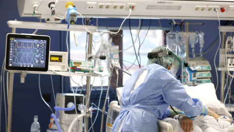 Una enfermera del hospital bilbaíno de Basurto, trata este martes a un paciente infectado por covid-19, en la Unidad de Críticos del hospital vizcaíno.