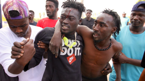 Varios migrantes se dirigen al Centro Temporal de Inmigrantes (CETI), después de saltar la valla de Melilla, a 24 de junio de 2022, en Melilla.
