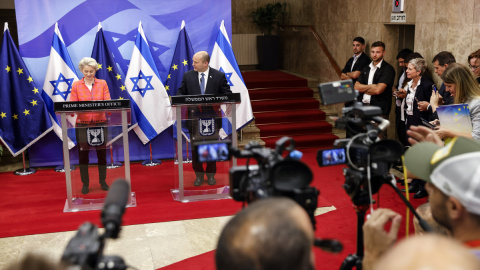 La presidenta de la Comisión Europea, Urseula Von der Leyen con el primer ministro de Israel, Naftali Bennett, en una comparecencia ante la prensa tras su encuentro en Jerusalén. EFE/EPA/AMIR COHEN / POOL