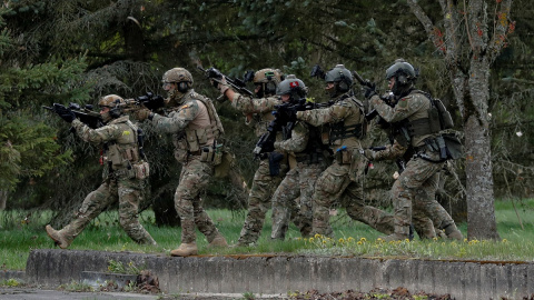 Los soldados participan en el entrenamiento 'Flaming Sword' llevado a cabo por las tropas aliadas de la OTAN, durante una gira mediática de las operaciones especiales en Klaipeda, Lituania, el 11 de mayo de 2022.