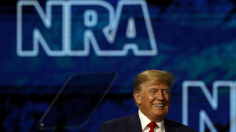 El expresidente estadounidense Donald Trump sonríe durante la convención de la Asociación Nacional del Rifle en el Centro de Convenciones George R Brown, en Houston, Texas,