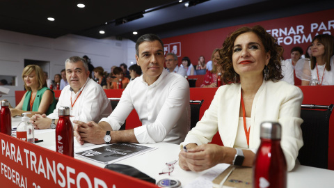 El presidente del Gobierno, Pedro Sánchez (2d), junto a la ministra de Hacienda y vicesecretaria general del PSOE, María Jesús Montero (d), el secretario de Organización, Santos Cerdán (2i), y la ministra de Educación y portavoz de la Ejecu