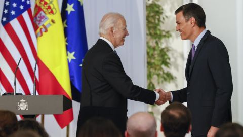 El presidente de Estados Unidos, Joe Biden, y el presidente del gobierno de España Pedro Sánchez, este martes durante la comparecencia celebrada en el Palacio de la Moncloa en Madrid.