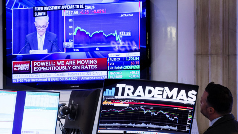 Los comerciantes trabajan, mientras el presidente de la Reserva Federal , Jerome Powell, hace comentarios en una pantalla en el piso de la Bolsa de valores de Nueva York (NYSE) en la ciudad de Nueva York, EEUU, 15 de junio de 2022.
