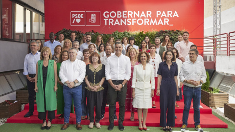 Foto de familia de los dirigentes socialistas tras el Comité Federal celebrado este sábado 23 en la sede madrileña de Ferraz