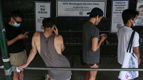 Fila para recibir la vacuna contra la vacuna del mono en un centro de vacunación masiva en Brooklyn, a 17 de julio de 2022, en la ciudad de Nueva York.