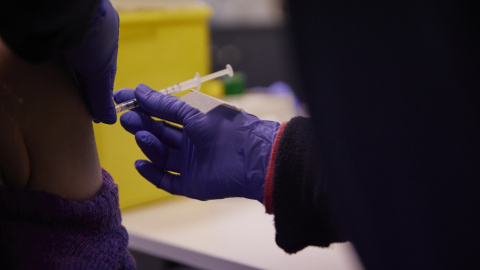 15/06/2022. Detalle de una persona, de entre 18 y 29 años, recibiendo la tercera dosis de la vacuna contra el Covid-19, en el Centro de Salud Pavones, a 3 de febrero de 2022, en Madrid.