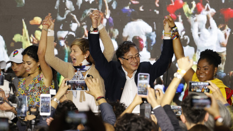 30/05/2022 - El candidato a la presidencia de Colombia Gustavo Petro celebra junto a su esposa Verónica Alcocer y su candidata a la vicepresidencia Francia Márquez el resultado de las elecciones presidenciales en Bogotá (Colombia).