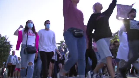 Miles de personas toman las calles en EEUU contra la decisión del Supremo de derogar el derecho al aborto