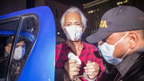 Las fuerzas de seguridad de Guatemala trasladan arrestado al reconocido periodista guatemalteco José Rubén Zamora (c), presidente de El Periódico, hoy, en Ciudad de Guatemala
