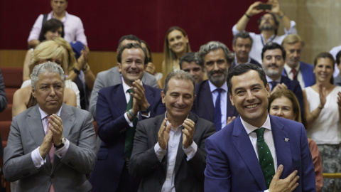 El candidato ya investido, Juanma Moreno, saluda tras la segunda jornada del debate de investidura del presidente de la Junta de Andalucía de la XII legislatura en el Parlamento de Andalucía, a 21 de julio de 2022 en Sevilla (Andalucía, Esp