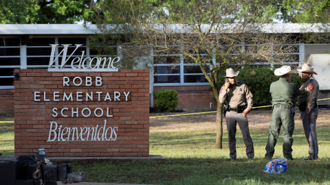 26/05/2022 - Agentes de Policía trabajan en la escena del tiroteo masivo en la Escuela Primaria Robb, en Uvalde, Texas, Estados Unidos a 25 de mayo de 2022