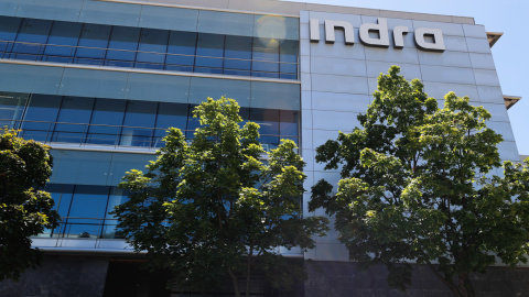 Detalle de la fachada del edificio de la sede de Indra en Alcobendas (Madrid). EFE/Luis Millán