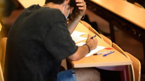 6/07/2021-Un estudiante durante la convocatoria extraordinaria de la Evaluación del Bachillerato para el Acceso a la Universidad (EBAU), a 6 de julio de 2021, en Madrid