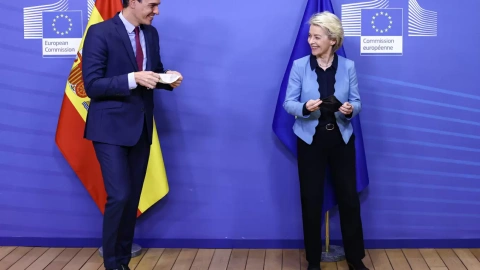La presidenta de la Comisión Europea, Ursula von der Leyen, y el presidente del Gobierno, Pedro Sánchez, este lunes en Bruselas.