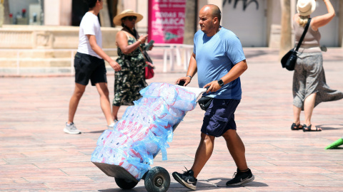 Malagueños y turistas hacen frente a la ola de calor que hoy sufre la ciudad que ha llegado a los 40º grados de máxima a 26 julio de 2022 en Málaga, Andalucía.