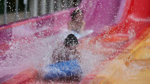 21/06/2022.Un niño se tira por un tobogán acuático el día de la apertura de las instalaciones de Aquopolis, a 16 de junio de 2022, en Madrid.