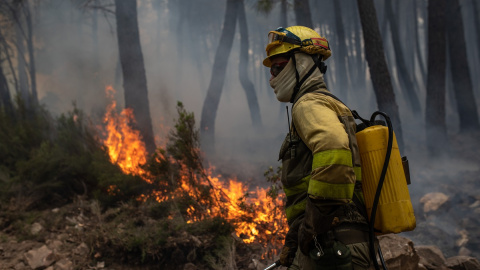 Un bombero trabaja en la extinción del incendio en la Sierra Culebra, en Zamora, Castilla y León.