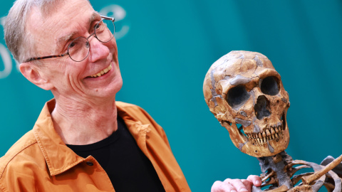 El biólogo sueco Svante Paabo junto a un esqueleto de neandertal en el Instituto Max Planck de Antropología Evolutiva, Leipzig, Alemania, el 3 de octubre de 2022.