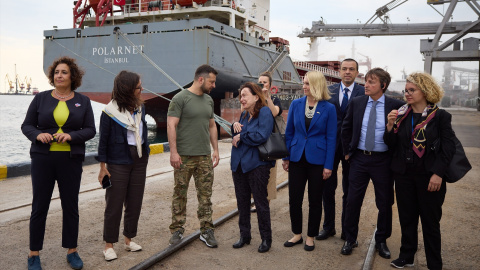 El presidente Ucraniano, Volodimir Zelenski, acude al puerto de Chornomorsk en compañía de los representantes de varios países y de la ONU