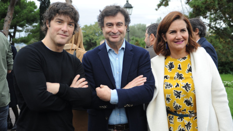 Los miembros del jurado del programa 'Masterchef': Jordi Cruz, Pepe Rodríguez y Samantha Vallejo-Nágera, posan tras ser ganadores de uno de los premios Ondas, en el acto de entrega de los Premios Ondas 2021 y 2021, en el Palacete Albéniz, a