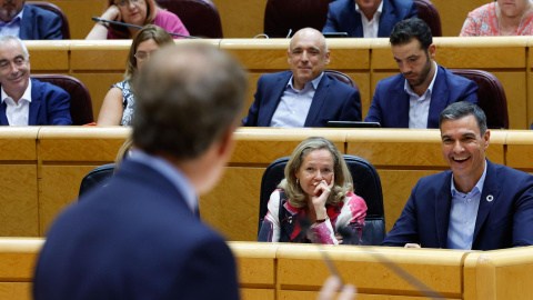 El presidente del Gobierno, Pedro Sánchez (d), y la vicepresidenta primera y ministra de Asuntos Económicos y Transformación Digital, Nadia Calviño (c), escuchan la intervención del líder del PP, Alberto Núñez Feijóo (i), durante el pleno d