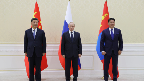 Los presidentes de China, Xi Jinping, y Rusia, Vladímir Putin, acompañados del mandatario de Mongolia, Ukhnaa Khurelsukh, a 15 de septiembre de 2022.