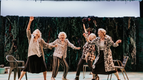 Un instante de 'Solo yo escapé ', la obra de Caryl Churchill llevada al teatro en España por Magda Puyo