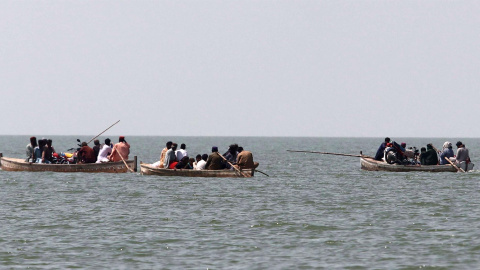 06/09/2022-La gente se traslada a terrenos más altos utilizando botes después de que sus pueblos se inundaran tras una brecha en el lago Manchar para reducir el desbordamiento, en el distrito de Jamshoro, provincia de Sindh, Pakistán, 06 de