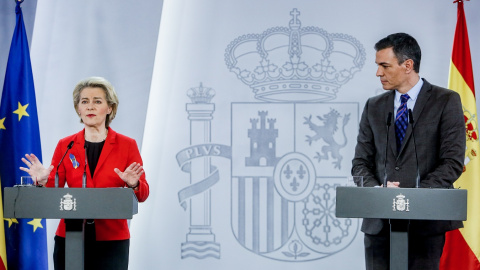 La presidenta de la Comisión Europea, Ursula von der Leyen, y el jefe del Gobierno, Pedro Sánchez, en rueda de prensa tras su reunión en el Palacio de la Moncloa, el pasado mes de marzo. E.P./Ricardo Rubio