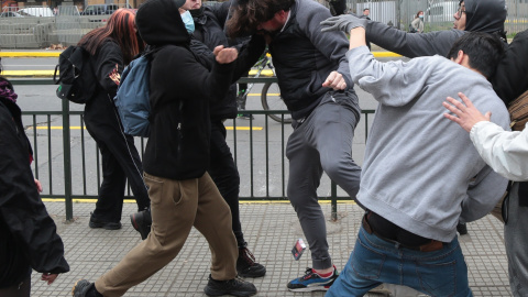Un grupo de personas agrede al hermano del presidente de Chile, Gabriel Boric, en plena calle en Santiago de Chile, a 1 de septiembre de 2022.