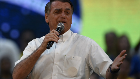 El presidente de Brasil, Jair Bolsonaro, se dirige a sus simpatizantes durante la convención nacional del Partido Liberal (PL) donde fue designado oficialmente como candidato a la reelección, en el gimnasio Maracanazinho en Río de Janeiro,