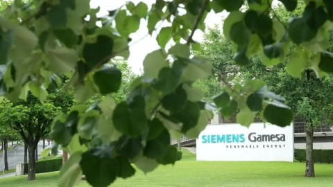 El logo de Siemens Gamesa delante del edificio de su sede en Zamudio (Vizcaya). E.P./H.Bilbao