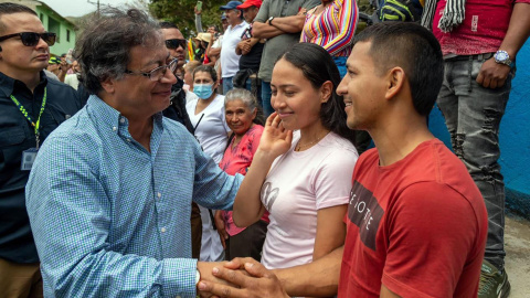 03/09/2022-Fotografía cedida por la presidencia de Colombia que muestra al presidente Gustavo Petro (i) durante un encuentro con habitantes del municipio de San Luis, hoy, en el departamento de Huila (Colombia) el 3 de septiembre