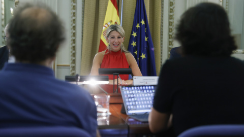 La vicepresidenta segunda del Gobierno y ministra de Trabajo, Yolanda Díaz, preside la reunión de la Comisión Asesora para el Análisis del salario mínimo interprofesional (SMI). EFE/ Juan Carlos Hidalgo