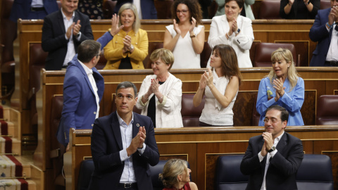 13/10/2022.- El presidente del Gobierno, Pedro Sánchez (i), este jueves en el Congreso, donde compareció para informar de las medidas económicas y sociales adoptadas ante la crisis provocada por la guerra en Ucrania y para dar cuenta de la