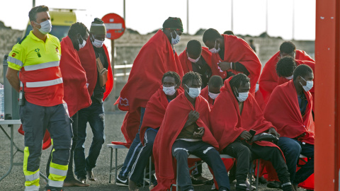 un grupo de personas rescatadas por Salvamento Marítimo cerca de la isla de Lanzarote (Canarias), el 30 de agosto.