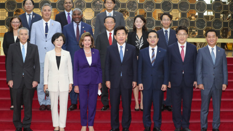(4/8/22) La representante de la Cámara de Representantes de EEUU, Nancy Pelosi, se reúne en Seúl con altos funcionarios de la Asamblea Nacional de Corea del Sur, a 4 de agosto de 2022.