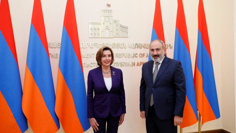 La presidenta de la Cámara de Representantes de EEUU, Nancy Pelosi, y el primer ministro armenio, Nikol Pashinyan.