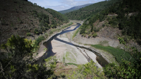 Recorrido del embalse de Grandas de Salime con poco caudal, a 26 de agosto de 2022, en Negueira de Muñiz, Lugo, Galicia.