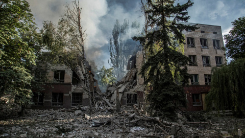 El humo se eleva sobre los restos de un edificio destruido por un ataque militar durante el ataque de Rusia contra Ucrania, en Lysychansk ,región de Lugansk, Ucrania.