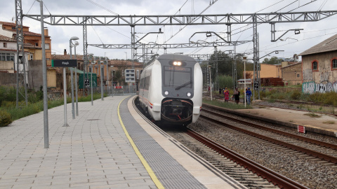 18/10/2022 - Un tren de mitja distància surt de l'estació de Flaçà.