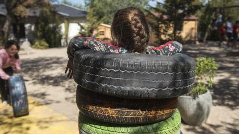 Una niña jugando en la escuela El Dragón. FERNANDO SÁNCHEZ.