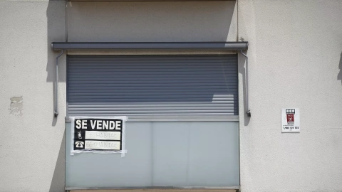 Cartel de se vende en el balcón de un piso de un edificio de Madrid.