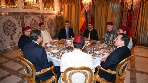 El presidente del Gobierno, Pedro Sánchez, durante la cena ofrecida por el rey de Marruecos, Mohamed VI, el pasado 7 de abril en Rabat.