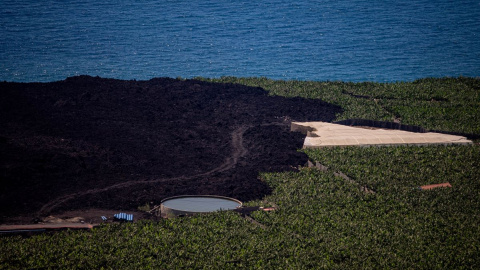 Vista general de la colada de lava rodeada de cultivos de plátano en la costa del municipio de Tazacorte, a 8 de septiembre de 2022, en La Palma, Santa Cruz de Tenerife Canarias.