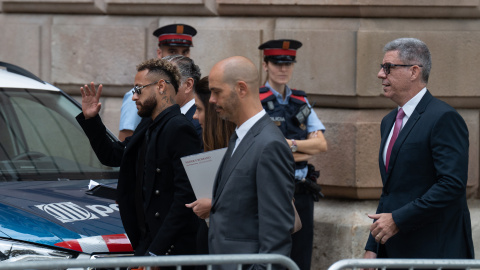 El delantero del Paris Saint-Germain Neymar Da Silva a su llegada al juicio por el ‘caso Neymar 2’, en la Audiencia de Barcelona- 17/10/2022