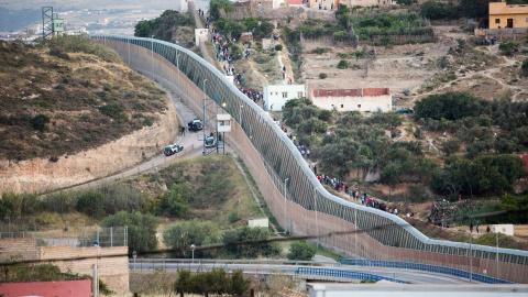 Un intento de salto a la valla de Melilla en una imagen de mayo de 2021.